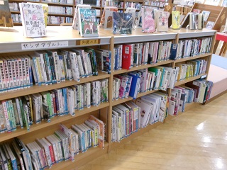 知識の本の棚の写真